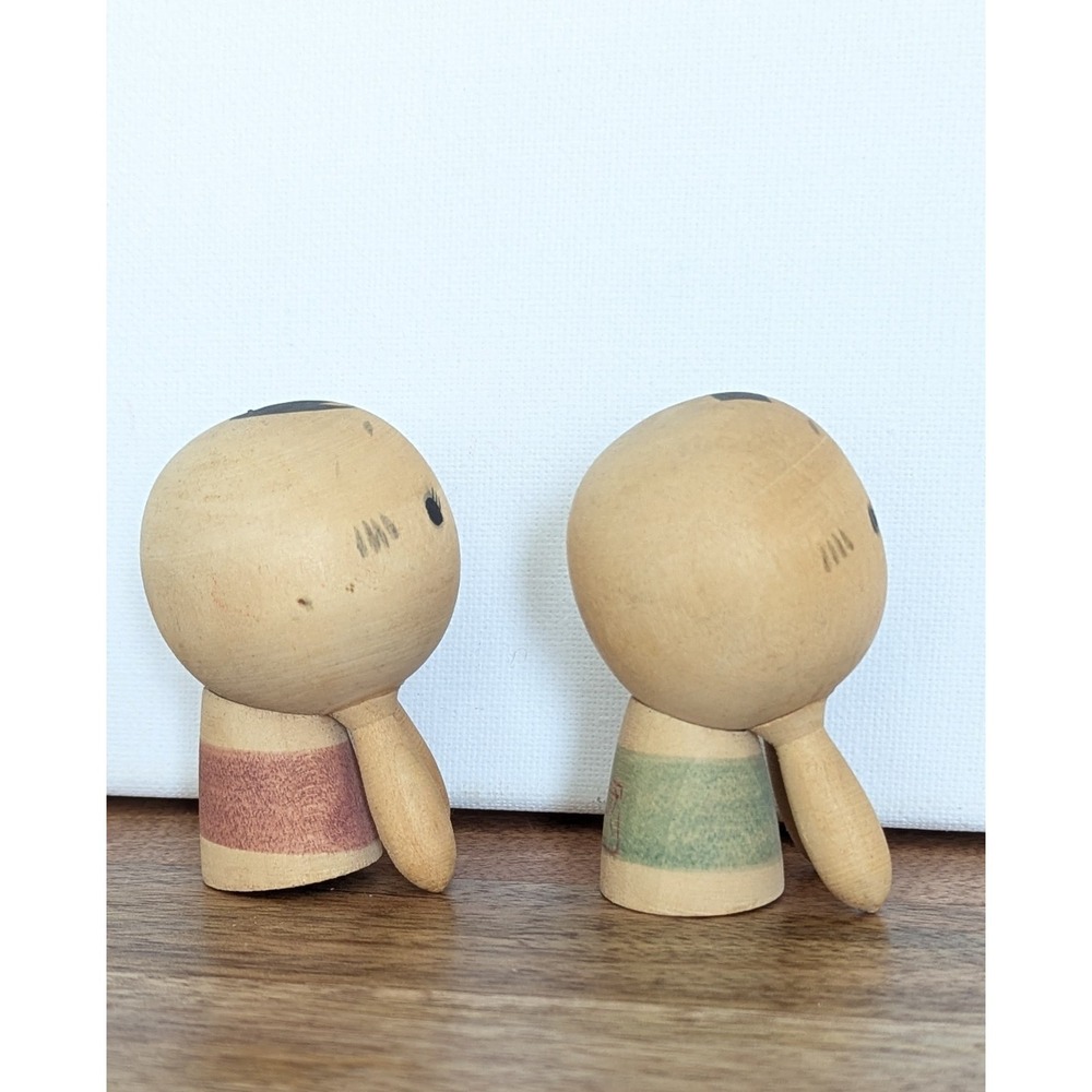 Pair Vintage Japanese Kokeshi Dolls Signed Hand Painted Wood Cute 2.5"Boy Girl - Picture 5 of 13